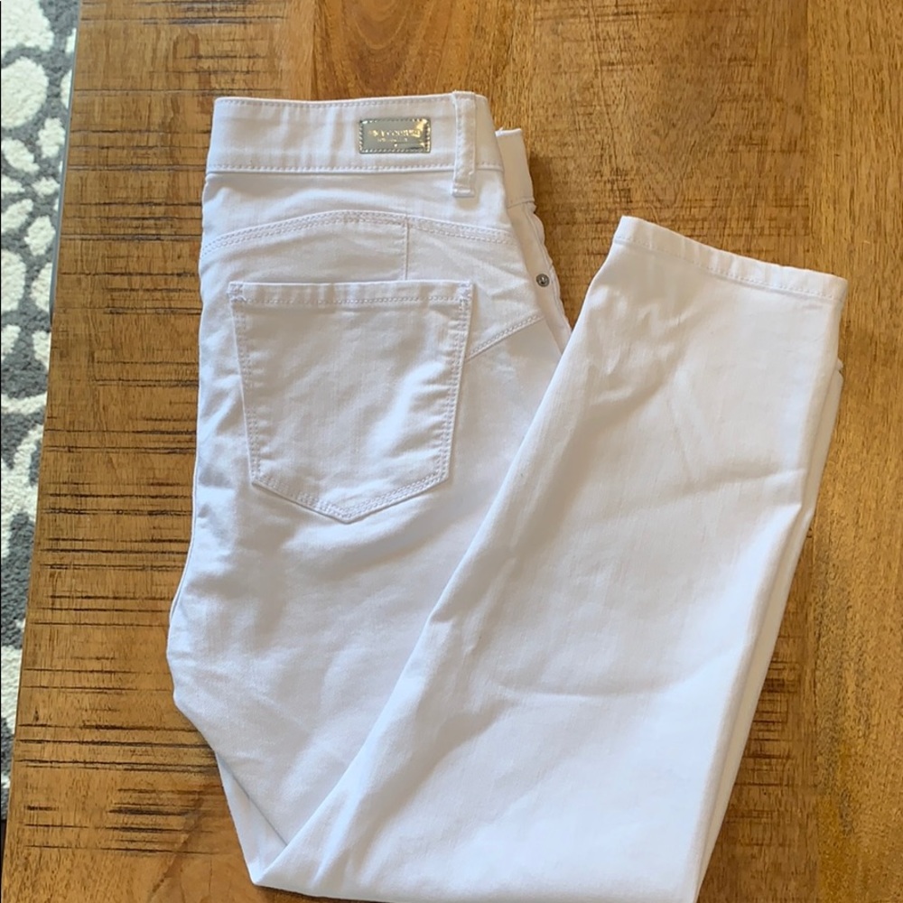 Never been worn Juicy couture white jean capris.